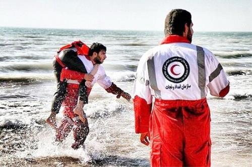 نجات ۶۷ نفر از مرگ حتمی در سواحل گیلان